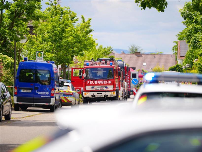 Feuerwehr und THW Einsatzkräfte bergen nach Kleinflugzeugabsturz am Unfallort