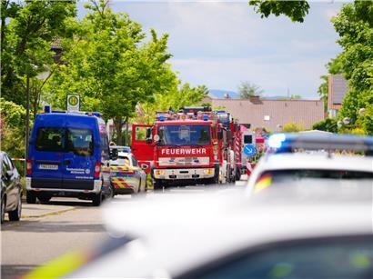 Feuerwehr und THW Einsatzkräfte bergen nach Kleinflugzeugabsturz am Unfallort