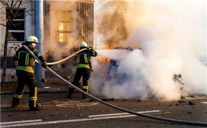 Einsatzkräfte der Feuerwehr versuchen ein brennendes Auto nach einem Raketenangriff zu löschen. Das Zentrum der ukrainischen Hauptstadt wurde am Montagmorgen von Explosionen erschüttert. Nach mehr als fünfeinhalb Stunden ist der Luftalarm in Kiew aufgehoben worden.
