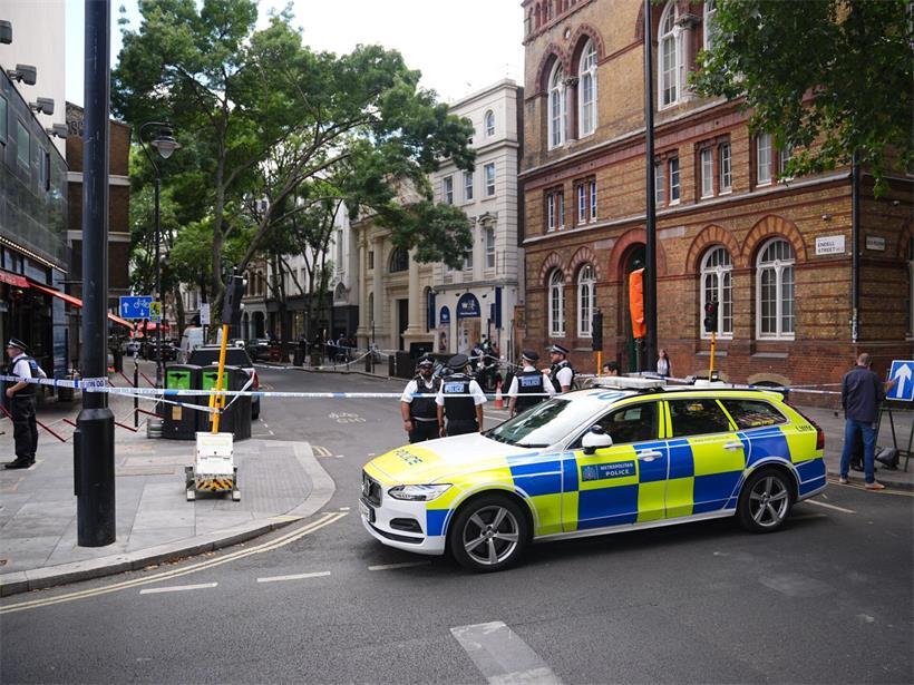 Einsatzkräfte der Polizei sichern einen Tatort in der Endell Street in Covent Garden