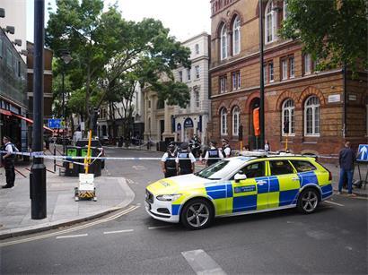 Einsatzkräfte der Polizei sichern einen Tatort in der Endell Street in Covent Garden