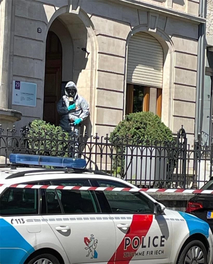 Einsatzkräfte in Schutzanzügen vor dem Familienhaus von Arcus
