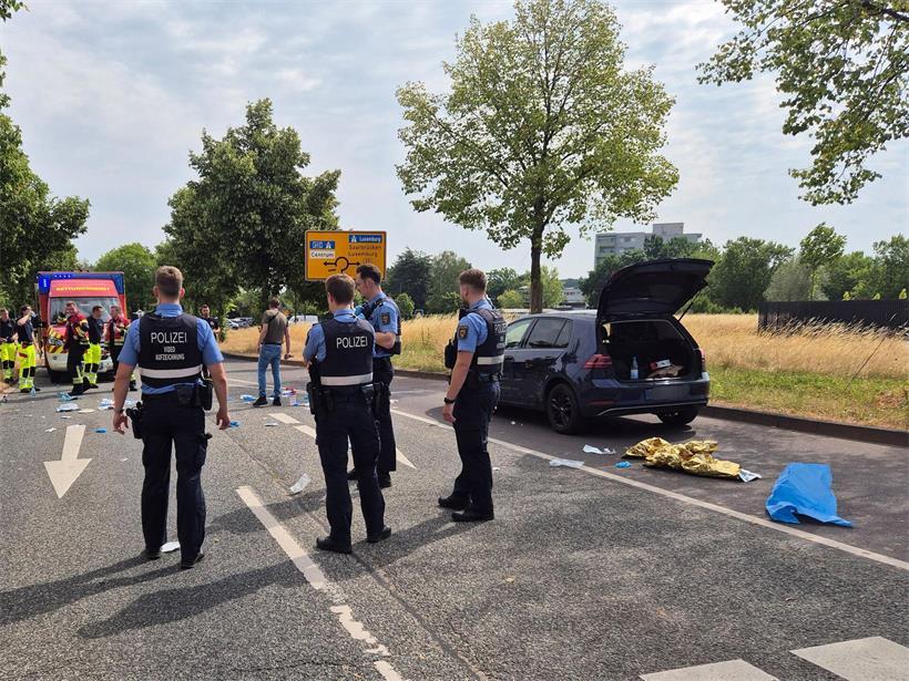 Einsatzkräfte sichern nach der Gewalttat die Spuren am Tatort