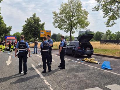 Einsatzkräfte sichern nach der Gewalttat die Spuren am Tatort