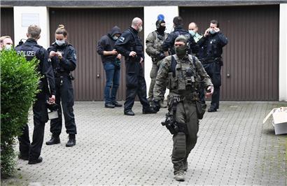 Einsatzkräfte stehen am Montag in Essen bei einem groß angelegten Einsatz gegen die Rauschgiftkriminalität vor einem Bürogebäude in Essen
