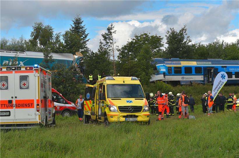 Einsatzkräfte versammeln sich am Unfallort, an dem am Morgen zwei Züge in der Nähe des Dorfes Milavce zwischen den Bahnhöfen Domazlice und Blizejov zusammenstießen
