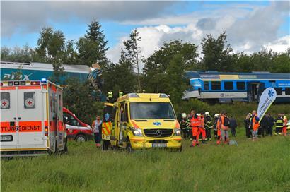 Einsatzkräfte versammeln sich am Unfallort, an dem am Morgen zwei Züge in der Nähe des Dorfes Milavce zwischen den Bahnhöfen Domazlice und Blizejov zusammenstießen
