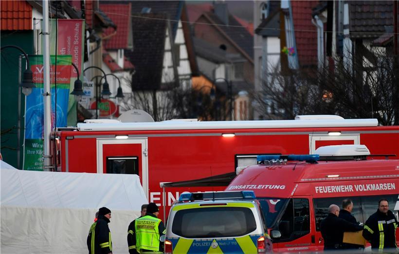 Einsatzkräfte von Polizei und Feuerwehr stehen an dem Ort, wo am Vortag ein Mann...