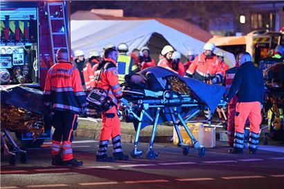 Einsatzkräfte von Rettungsdiensten, Polizei und Feuerwehr sind im Einsatz auf dem Weihnachtsmarkt in Magdeburg

