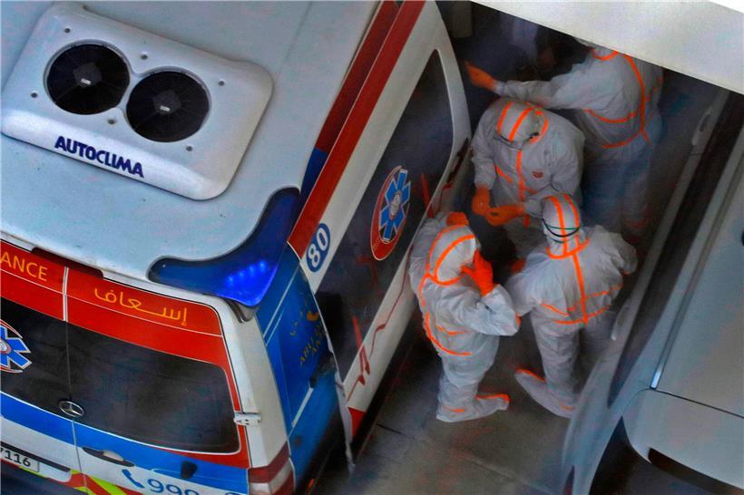 Einsatzkräfte vor dem Crowne Plaza Hotel in Abu Dhabi. Hier wurden zwei italienische Radfahrer positiv auf Covid-19 getestet
