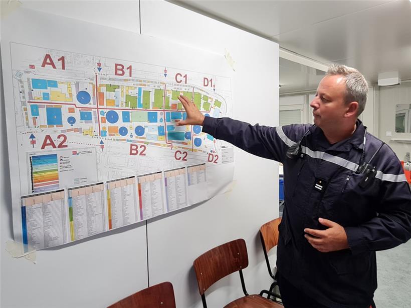 Einsatzleiter Joe Merres hat alles im Blick: Jeder Ort auf der „Fouer“ muss allzeit zugänglich sein
