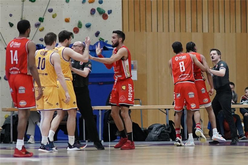 Einschneidende Szene: Jamison Overton musste nach einer Tätlichkeit das Spielfeld verlassen
