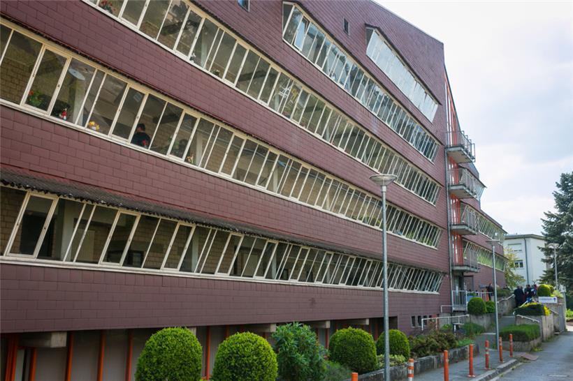 Einst avantgardistisch, nun renovierungsbedürftig: das Appartementhaus der Gemei...