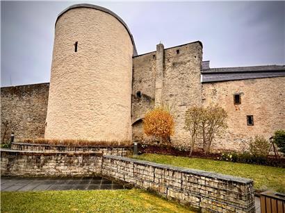 Historische Stadtmauer mit mehreren Türmen an der Mosel, zerstört 1688 von französischen Truppen