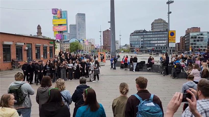 Einstimmen aufs ESC-Finale in Malmö vor dem Bahnhof
