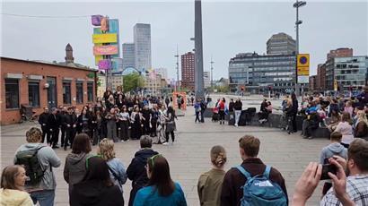 Einstimmen aufs ESC-Finale in Malmö vor dem Bahnhof
