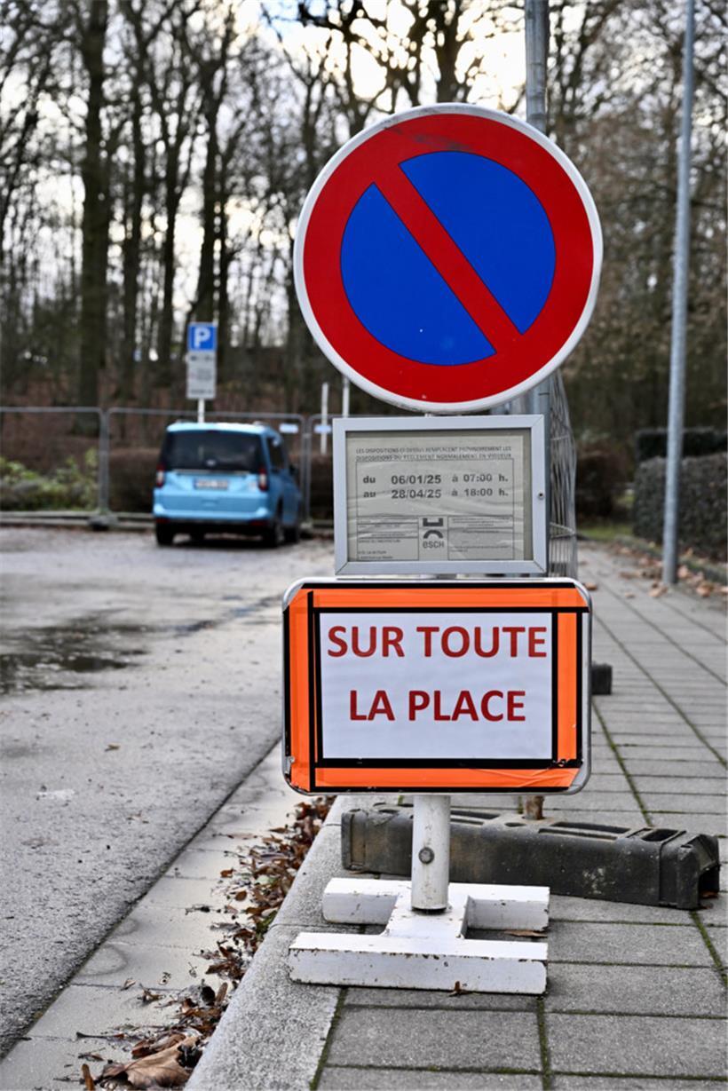 Einstweilen sind die 16 Parkplätze bis zum 28. April gesperrt. Die Fortsetzung aber wird folgen.
