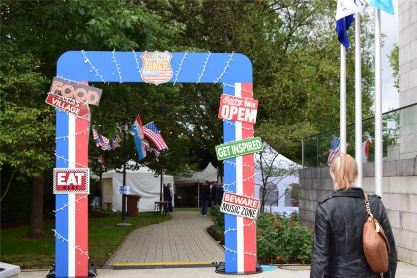 Eintritt ins Food Village, wo es auch einen Barber Shop und einen Tattoo-Stand g...