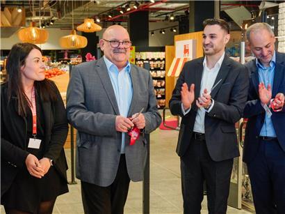 Sandra Da Silva, Delhaize Niederkorn Direktorin, und Guy Altmeisch, Bürgermeister von Differdingen, bei Einweihung