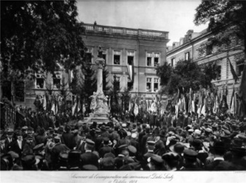 Einweihung des Dicks/Lentz-Denkmals 1903 nahe Cercle-Gebäude mit versammelter Menschenmenge