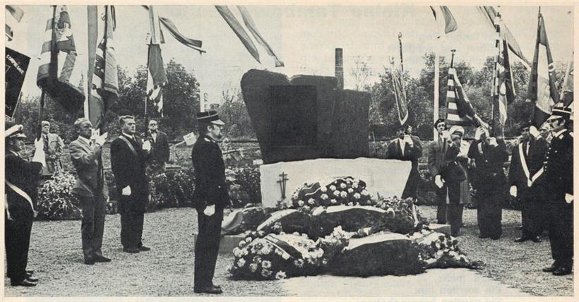 Einweihung des „Nationaldenkmals der zivilen und militärischen Deportation“ am 5. Oktober 1975 ohne Davidsterne
