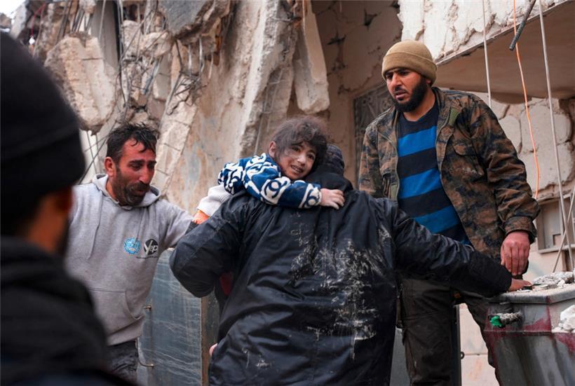 Einwohner bergen am 6. Februar 2023 ein kleines Kind aus den Trümmern eines eingestürzten Gebäudes nach einem Erdbeben in der Stadt Jandaris auf dem Lande der nordwestlichen syrischen Stadt Afrin in dem von den Rebellen kontrollierten Teil der Provinz Aleppo.
