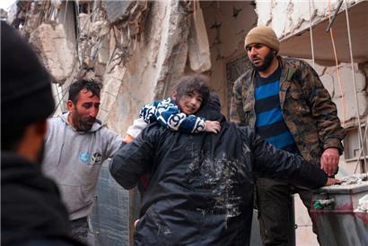 Einwohner bergen am 6. Februar 2023 ein kleines Kind aus den Trümmern eines eingestürzten Gebäudes nach einem Erdbeben in der Stadt Jandaris auf dem Lande der nordwestlichen syrischen Stadt Afrin in dem von den Rebellen kontrollierten Teil der Provinz Aleppo.
