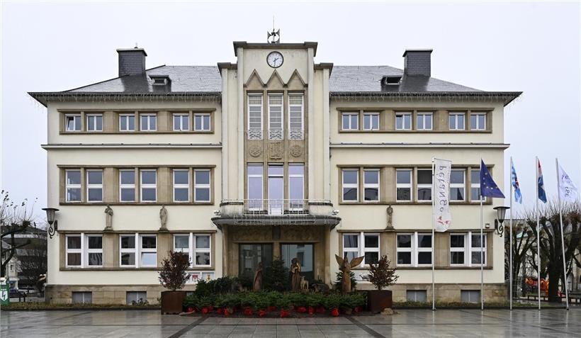 Einwohner von Petingen warten im Rathaus auf Termin für behördliche Dienstleistungen