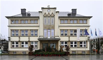 Einwohner von Petingen warten im Rathaus auf Termin für behördliche Dienstleistungen