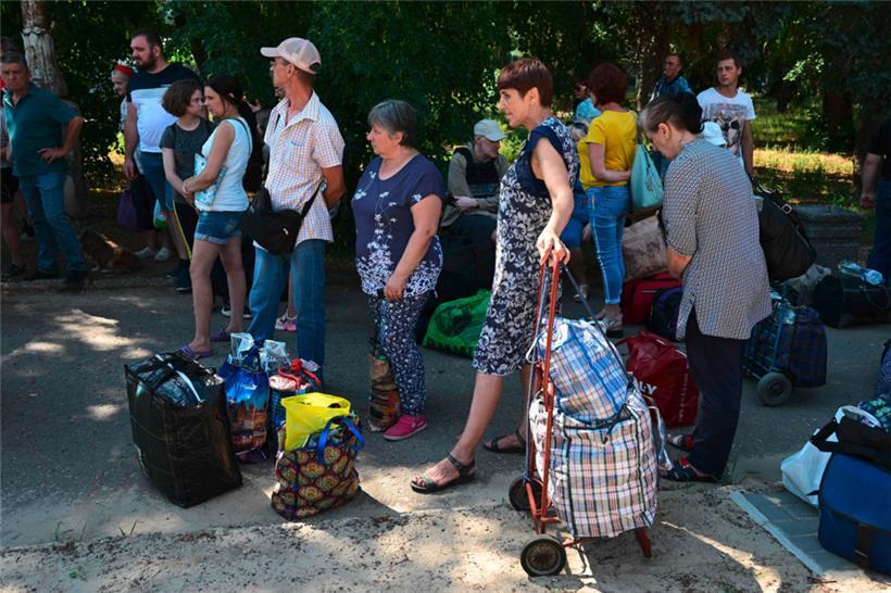 Einwohner von Slowjansk warten auf den Bus, der sie in Sicherheit bringen soll

