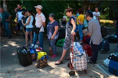 Einwohner von Slowjansk warten auf den Bus, der sie in Sicherheit bringen soll
