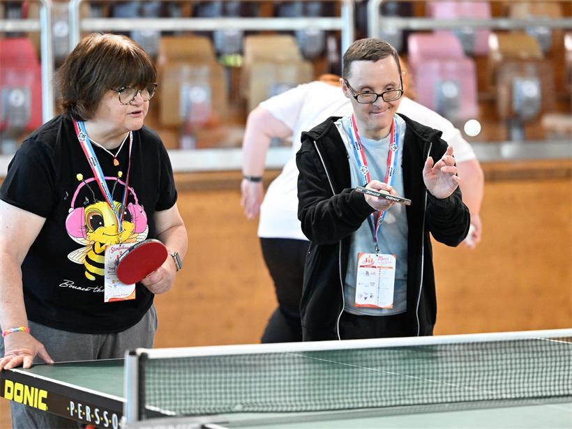 Tischtennis Damen-, Herren- und Mixed-Doppel zeigt Teamspieler in Aktion mit guter Kommunikation beim Spiel