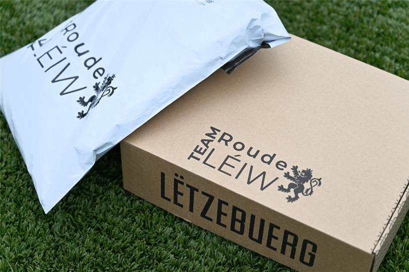 Einzelne Trikots kommen in der „Roude Léiw“-Tüte, die Komplett-Ausstattung in der besonderen Kartonbox
