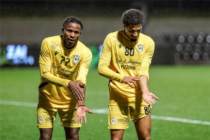 Eis in den Venen? Die beiden Düdelinger Stürmer Agostinho Azevedo (77) und Dinho Gomes (80).
