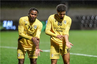 Eis in den Venen? Die beiden Düdelinger Stürmer Agostinho Azevedo (77) und Dinho Gomes (80).

