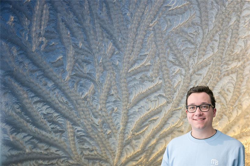 Eisblumen an einem Dachfenster in Leipzig nach einer frostigen Nacht
