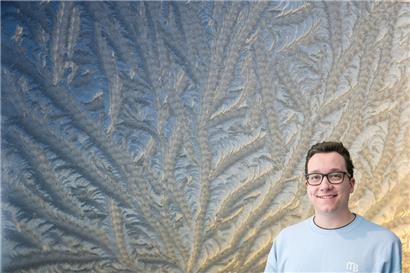 Eisblumen an einem Dachfenster in Leipzig nach einer frostigen Nacht
