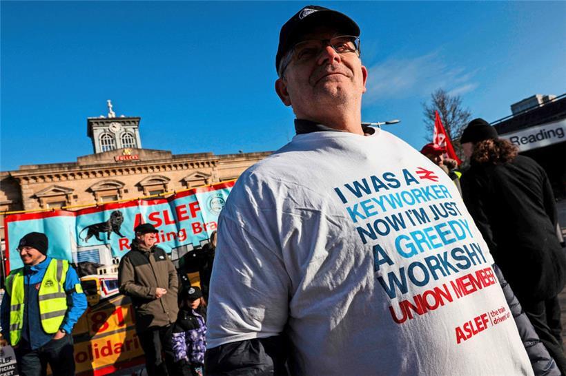 Eisenbahner der Gewerkschaft Aslef im Ausstand vor dem Bahnhof in Reading 
