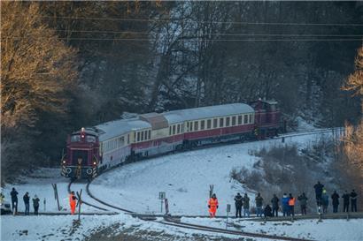 Eisenbahnfans stehen bei Hohenfels, als der Zug Rheingold mit zwei Rangierloks eine Pause einlegt 
