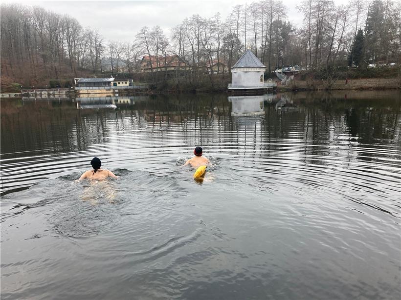 Eisschwimmen ist eine eisige und euphorische Angelegenheit. Die „Merchweiler Seelöwen“ (D) veranstalten jedes Jahr ein Neujahrsschwimmen im Itzenplitzer Weiher im Saarland. Dorothee Suck (46) und Teamkollege Michael Marx (48) gehen baden. 
