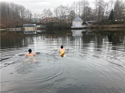Eisschwimmen ist eine eisige und euphorische Angelegenheit. Die „Merchweiler Seelöwen“ (D) veranstalten jedes Jahr ein Neujahrsschwimmen im Itzenplitzer Weiher im Saarland. Dorothee Suck (46) und Teamkollege Michael Marx (48) gehen baden. 
