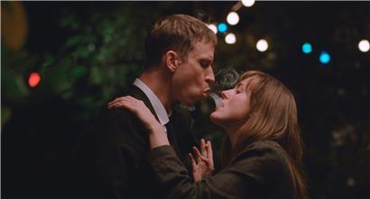 Eivin (Herbert Nordrum) et Julie (Renate Reinsve) dans „The Worst Person in the World“ de Joachim Trier
