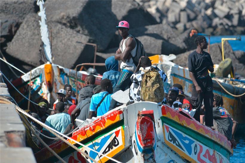 El Hierro, die westlichste der spanischen Kanarischen Inseln im Atlantik, erlebt derzeit einen beispiellosen Anstieg der Zahl der ankommenden Migranten aus Afrika, der die Sozialdienste der Insel überfordert
