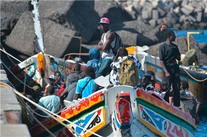 El Hierro, die westlichste der spanischen Kanarischen Inseln im Atlantik, erlebt derzeit einen beispiellosen Anstieg der Zahl der ankommenden Migranten aus Afrika, der die Sozialdienste der Insel überfordert
