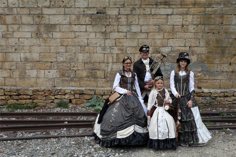 Elemente aus der Mode des viktorianischen Zeitalters mit modernen, oft fantastischen Upgrades: Das macht Steampunk aus. Manche Familien besuchen Conventions im aufeinander abgestimmten Look.
