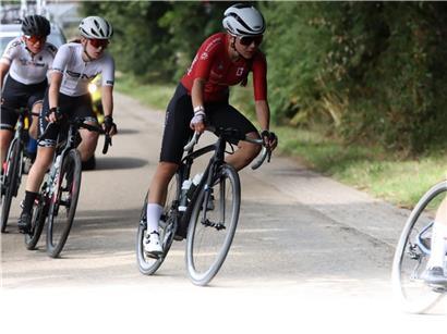 Elena Lopes fährt bei der Tour du Gévaudan Occitanie in die Top Ten Radrennen