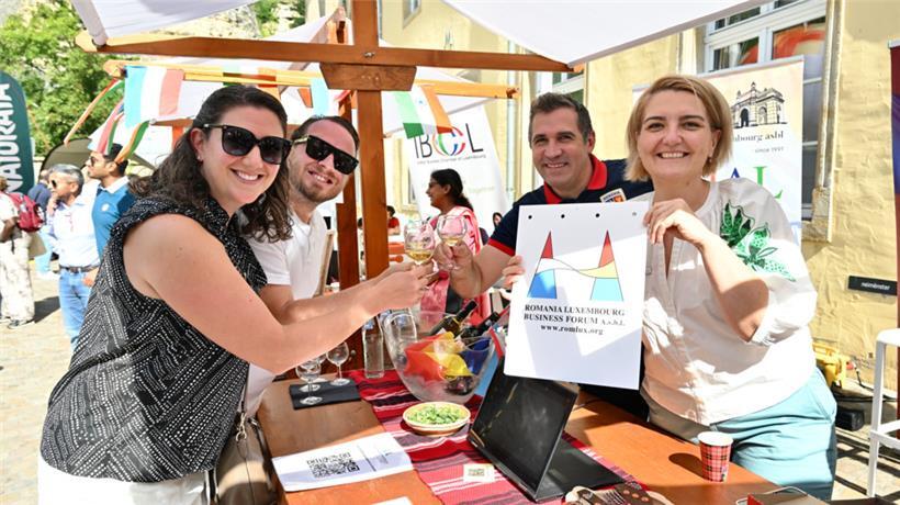 Elena Vasilica und Alexandru Dan (r.) beim Anstoßen mit Mitgliedern der rumänischen Gemeinschaft – der Wein kommt selbstverständlich aus Rumänien. „Noroc!“ (Prost!).

