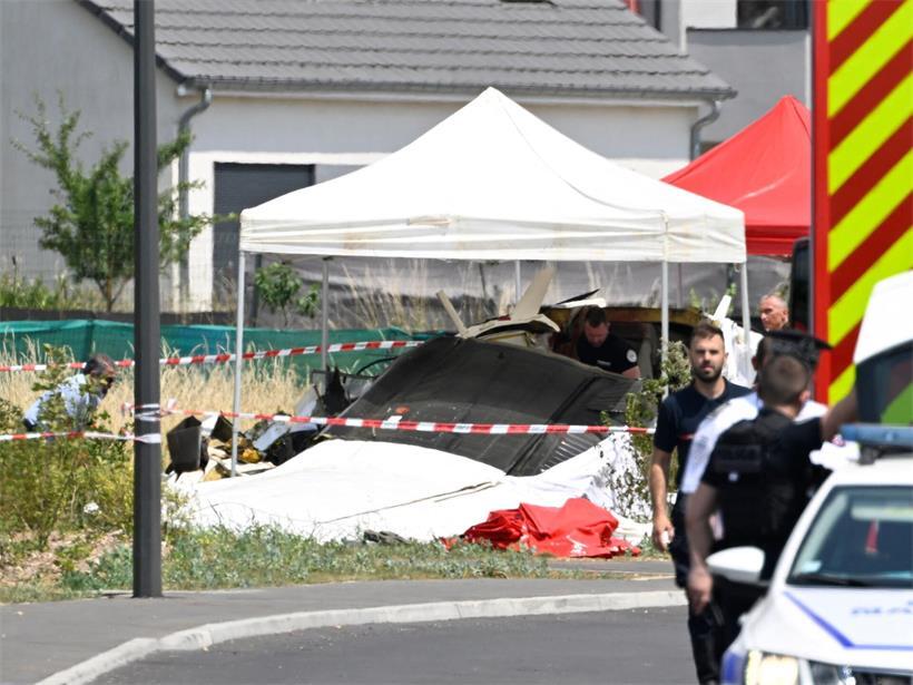Elf Todesopfer bei Fallschirmsprung-Unfall nahe Nancy, Rettungskräfte am Unglücksort im Einsatz
