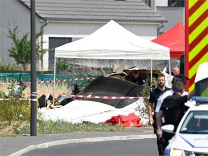 Elf Todesopfer bei Fallschirmsprung-Unfall nahe Nancy, Rettungskräfte am Unglücksort im Einsatz