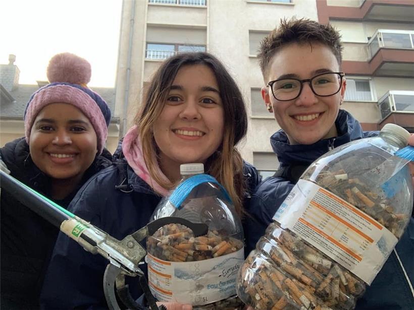 Elga, Leah und Rafaela konnten am Sonntag innerhalb von vier Stunden zwei Fünf-Liter-Flaschen mit Zigarettenstummeln füllen
